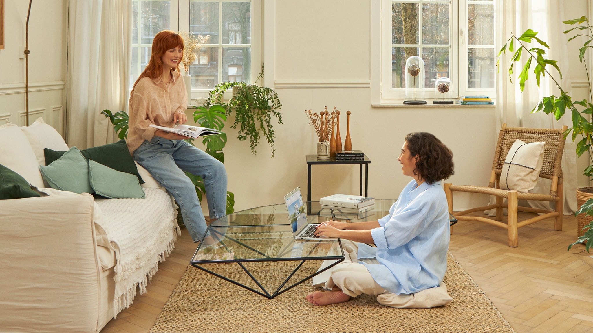 Két nő ül a nappalijukban