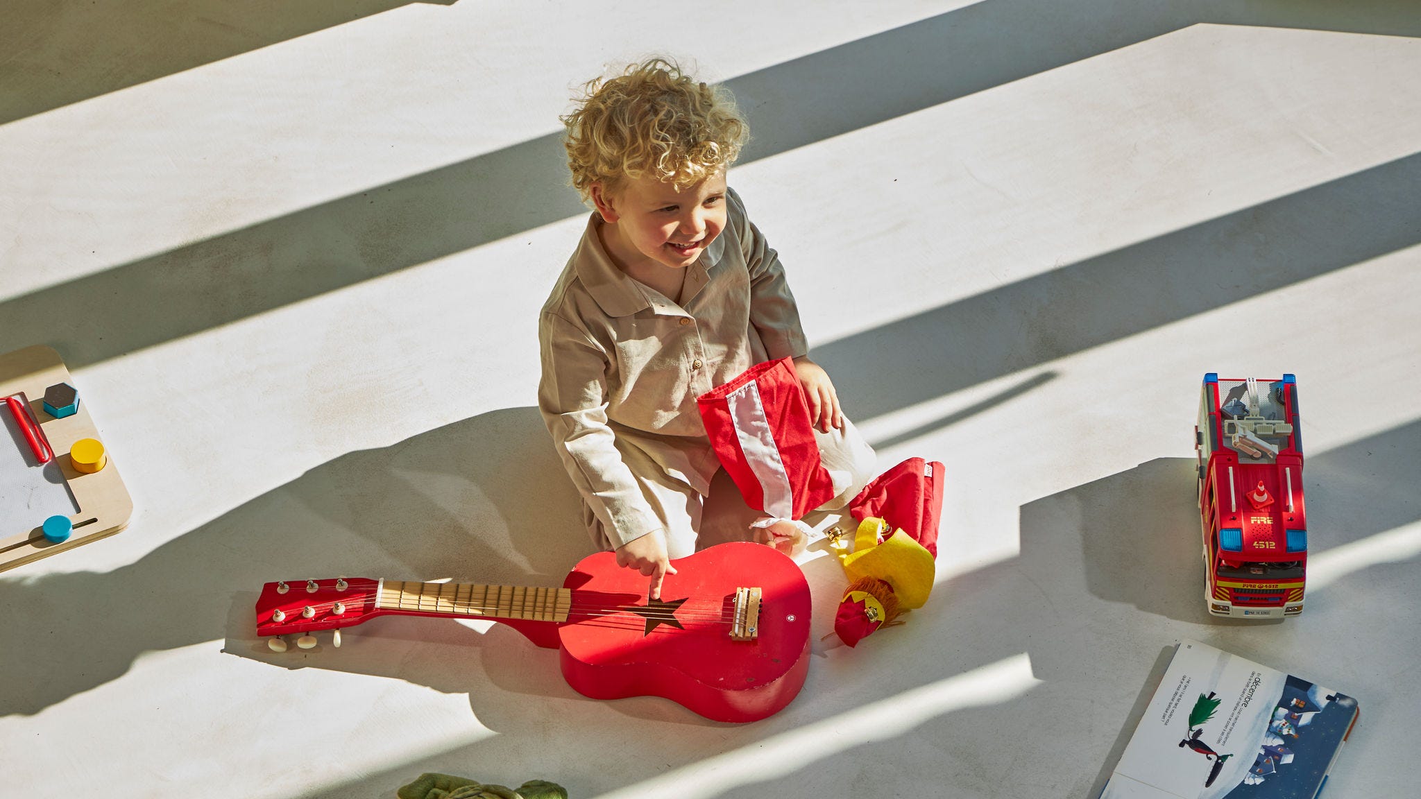 Városra néző kilátás zöld környezetben