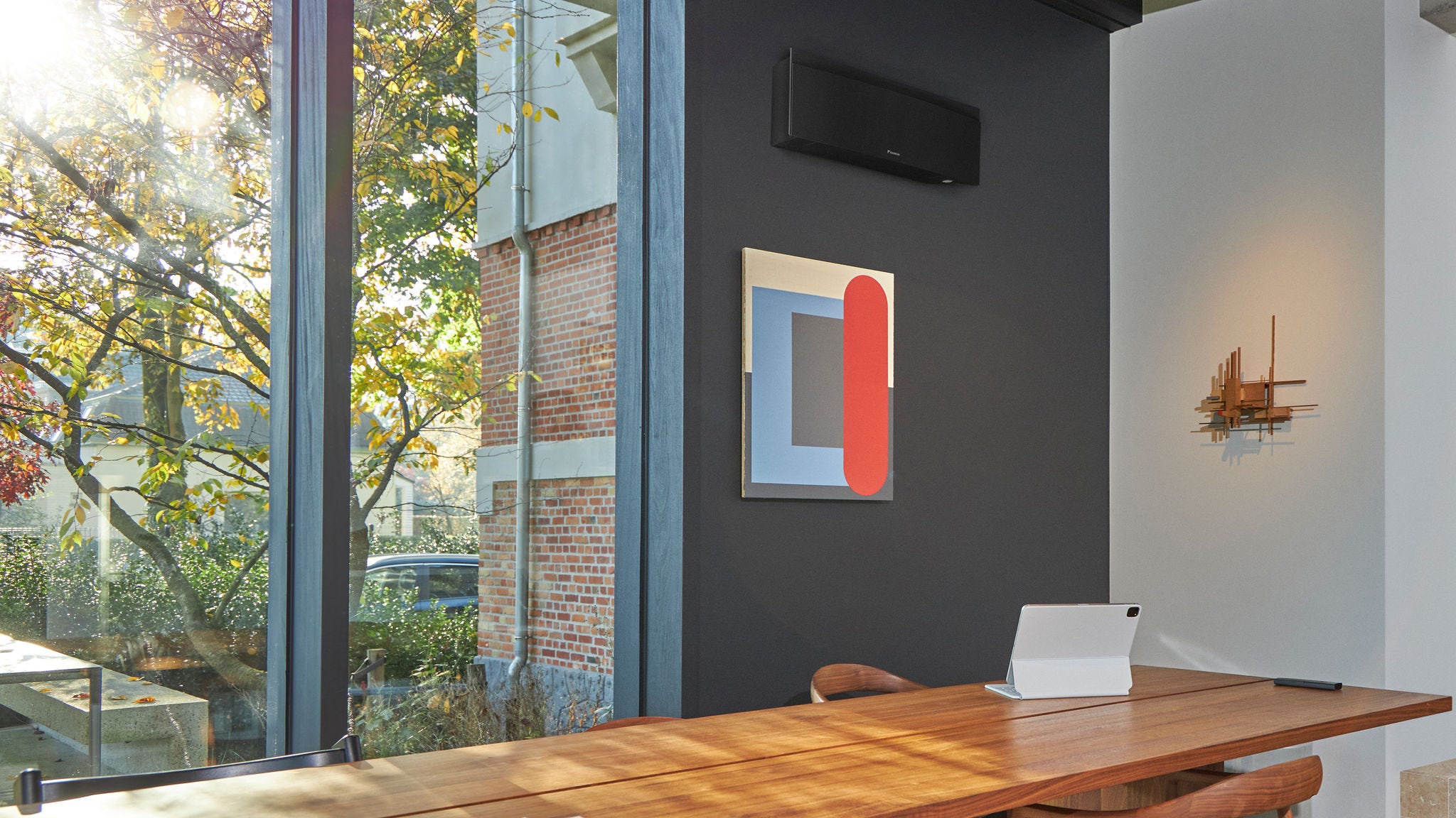 Egy diszkrét, megfelelő méretű, fekete oldalfali klíma