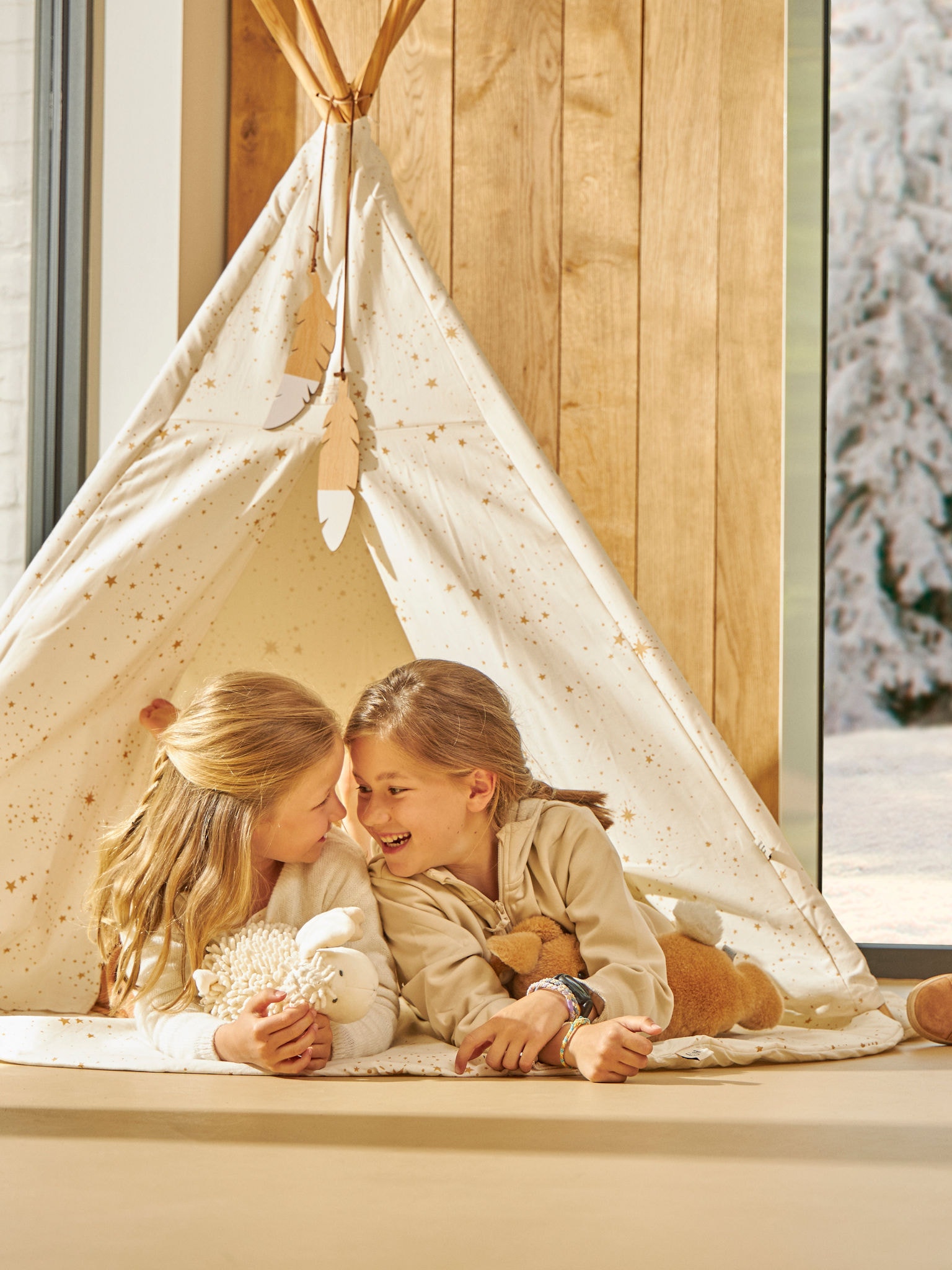 Két kisgyerek játszik boldogan a benti sátorba tökéletes hőmérsékleten