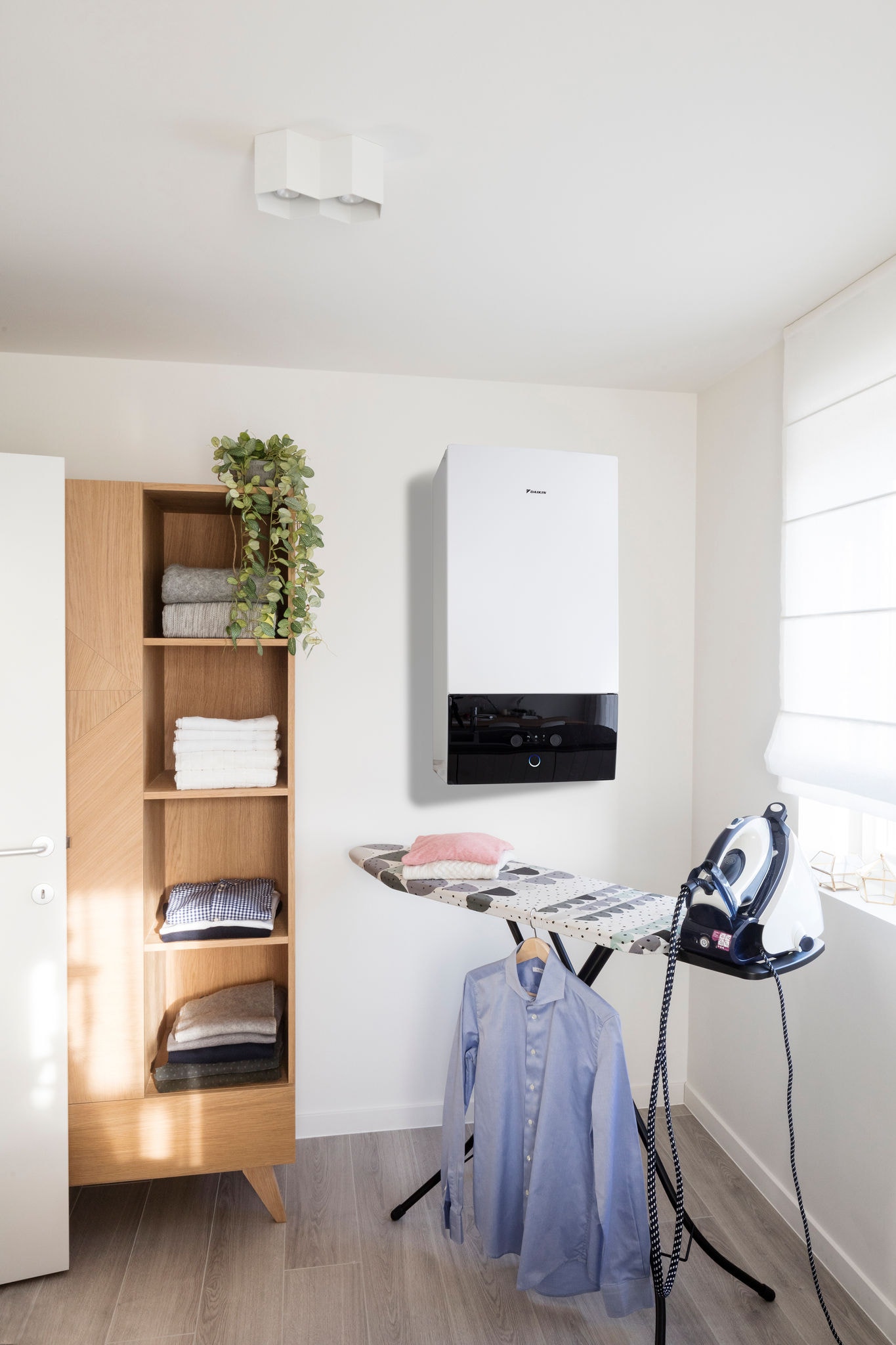 Napelemekkel összekapcsolt Daikin Altherma beltéri egység a mosókonyhában
