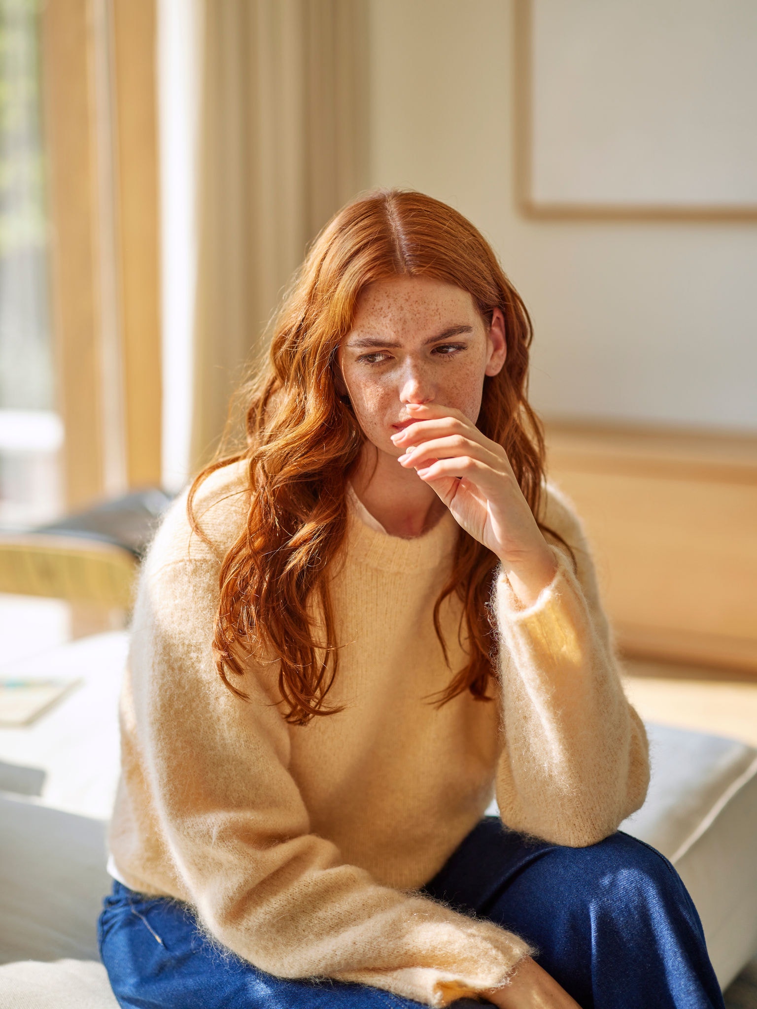 Nő reagál a nappaliban kellemetlen konyhai szagokra