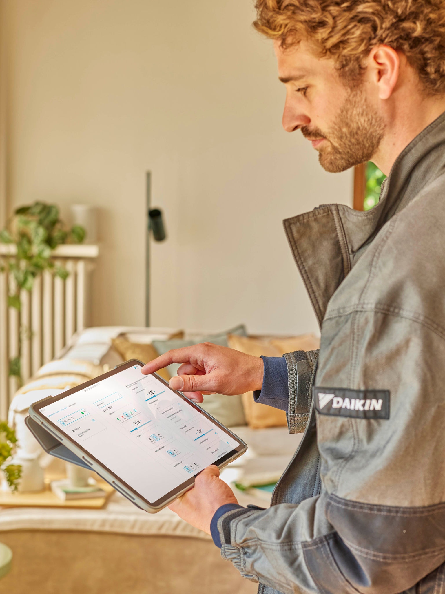 Telepítő távolról ellenőrzi a Multi Split teljesítményét