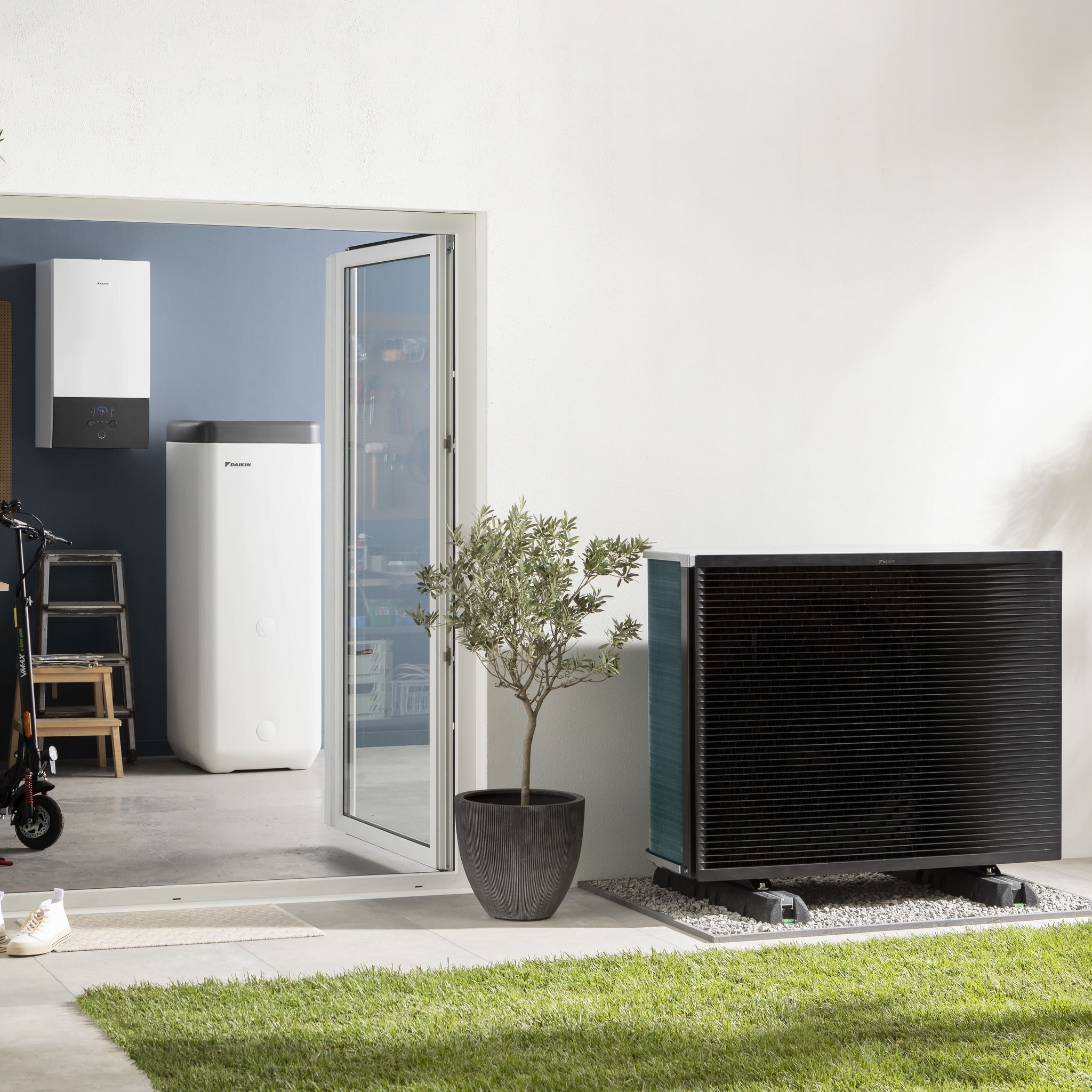 Hőszivattyú külső egysége a kertben