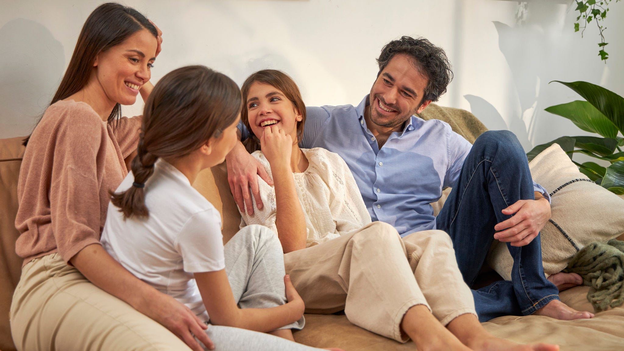 Egy család egy kanapén beszélget