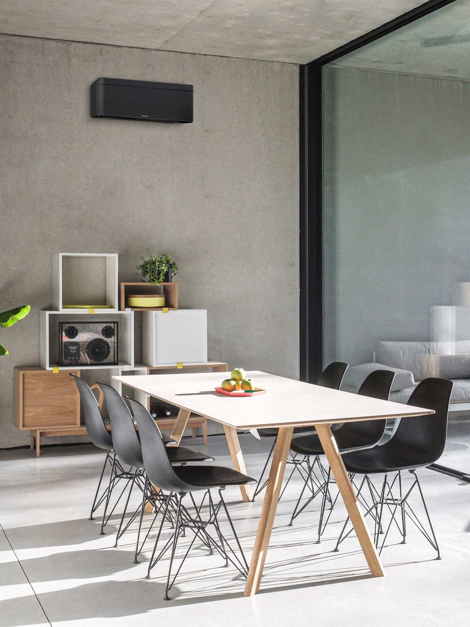 Étkező nagy ablakokkal és oldalfali levegő-levegő hőszivattyúval