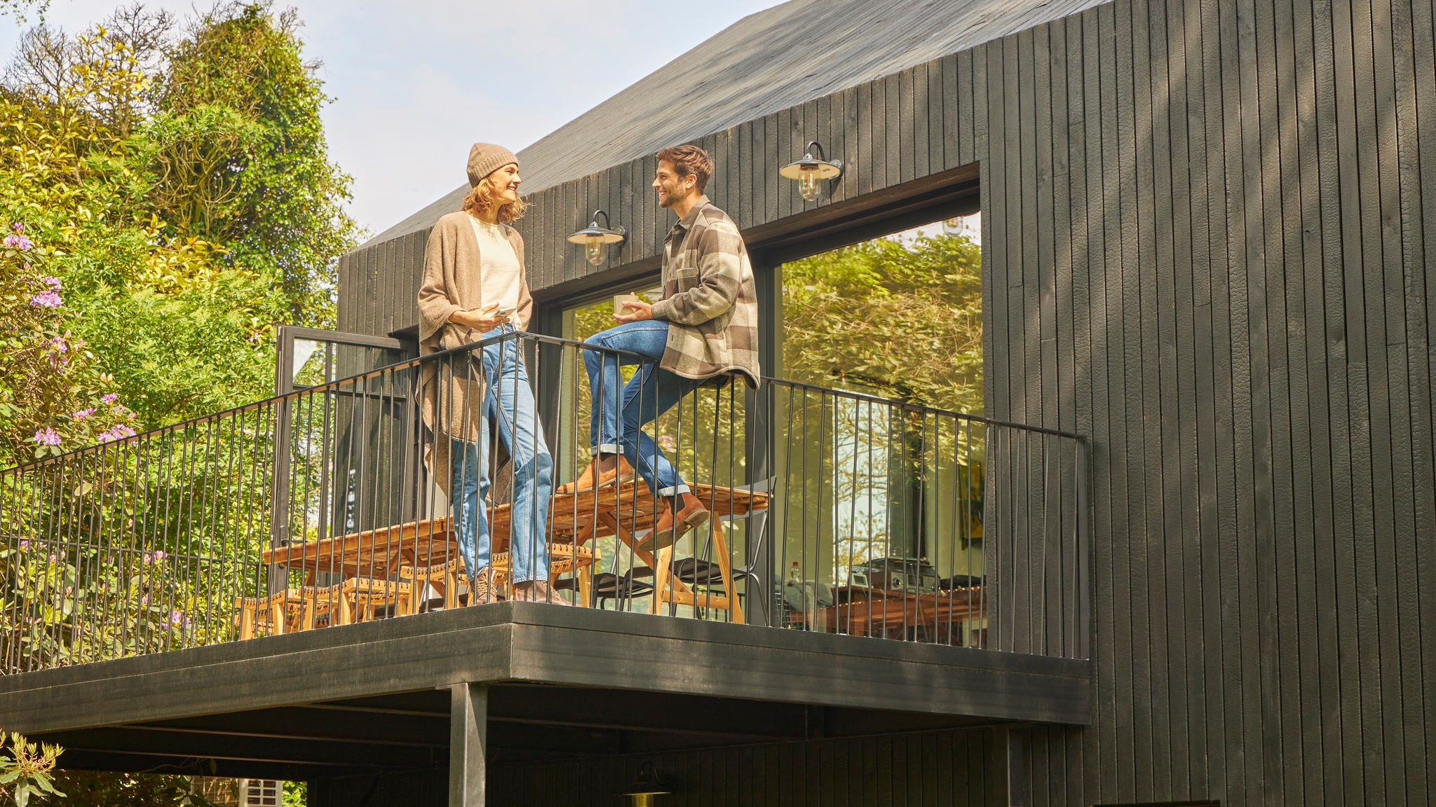 Beszélgető pár egy bungaló teraszán a természetben