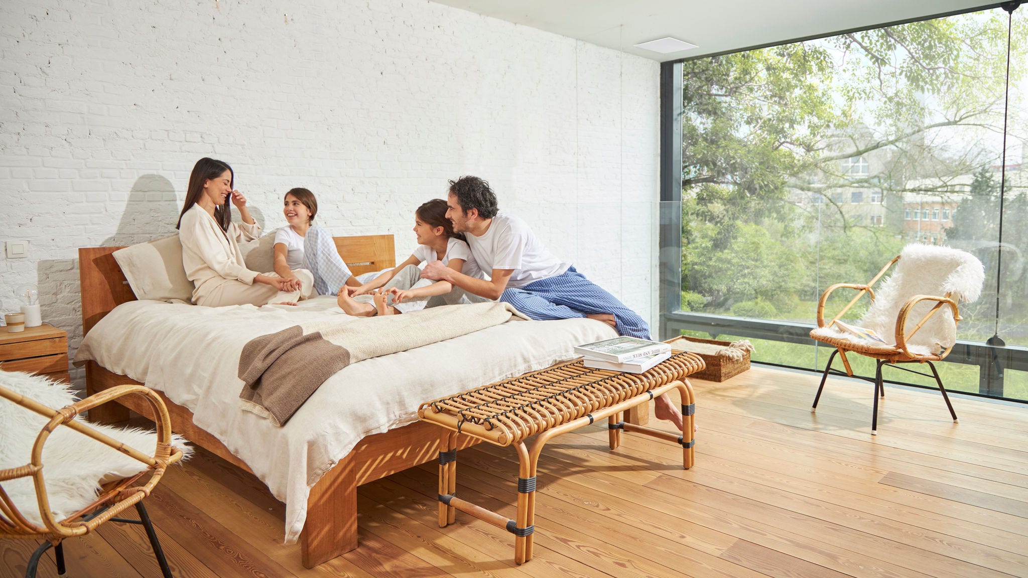 Négy tagú család jól érzi magát egy megfelelően szellőztetett hálószobában