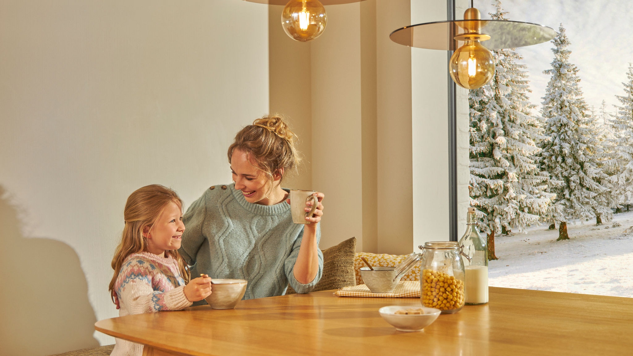 Anya és lánya szépítkeznek kellemes hőmérsékleten a Daikinnak köszönhetően