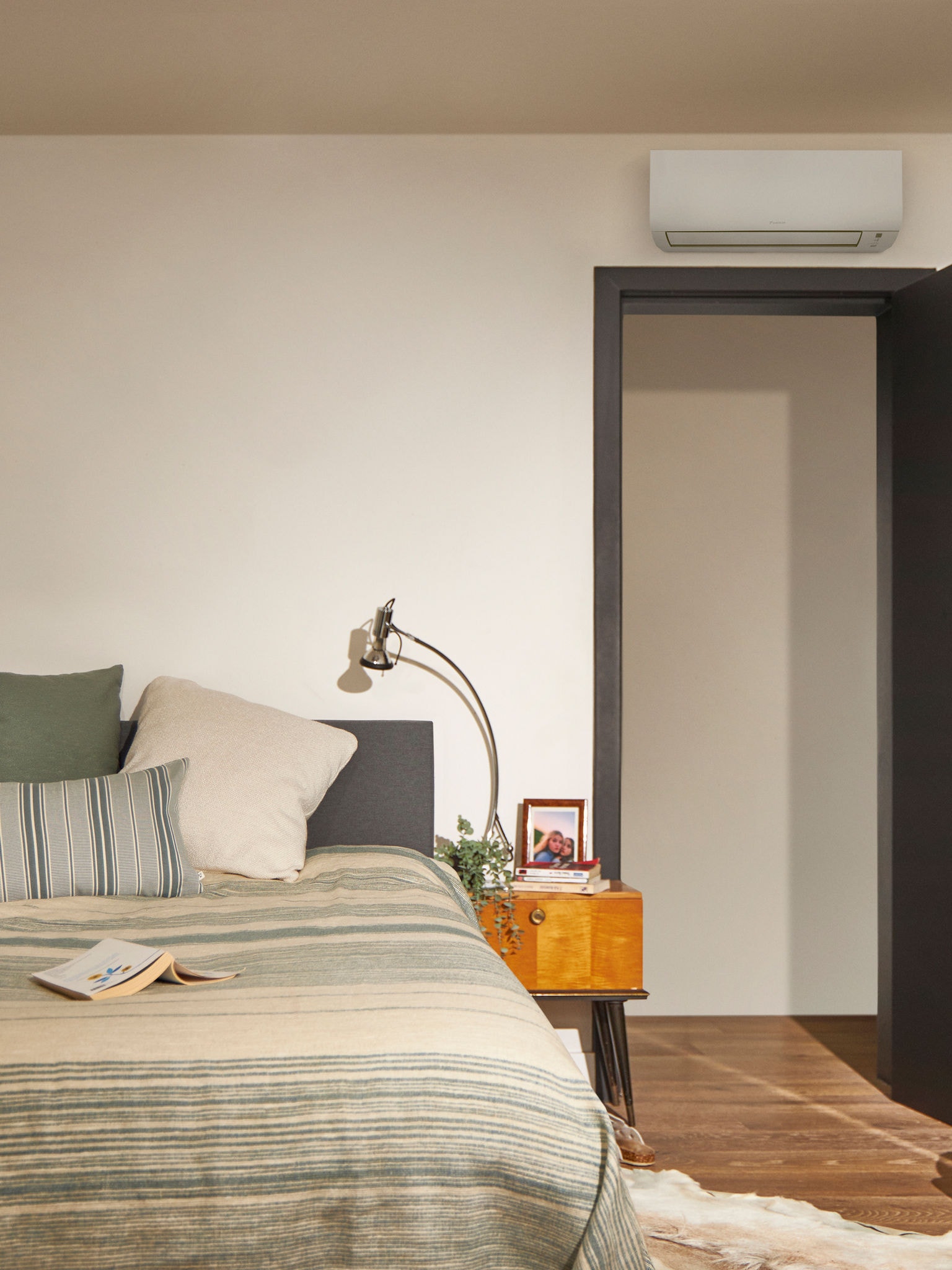 Kellemes, hőszivattyúval fűtött hálószoba, amely energiamegtakarítást és kényelmet biztosít.