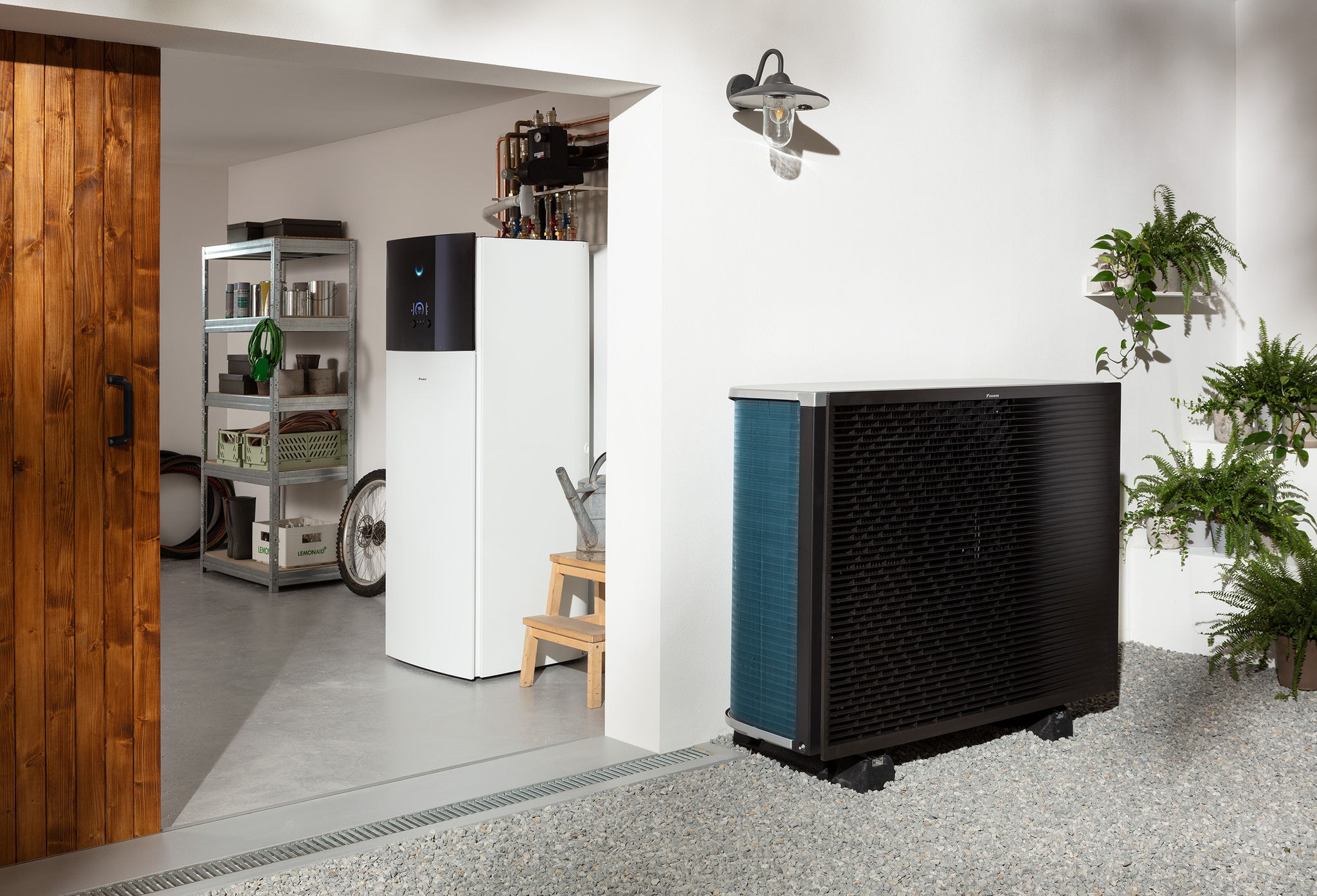 Egy tárolóhelyiségben felszerelt Daikin Altherma hőszivattyú