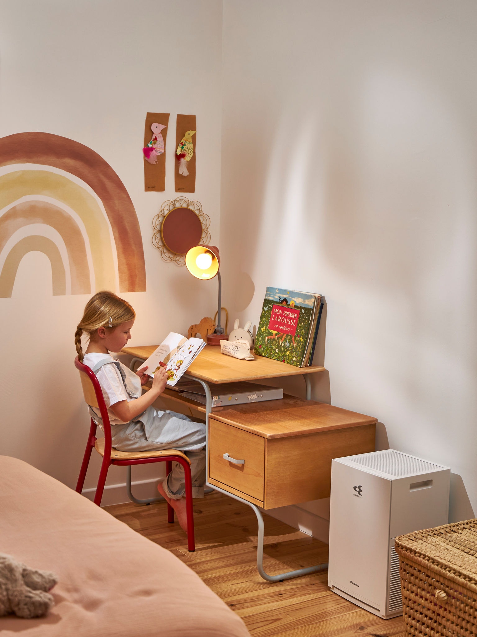 Gyerek olvas a légtisztító mellett