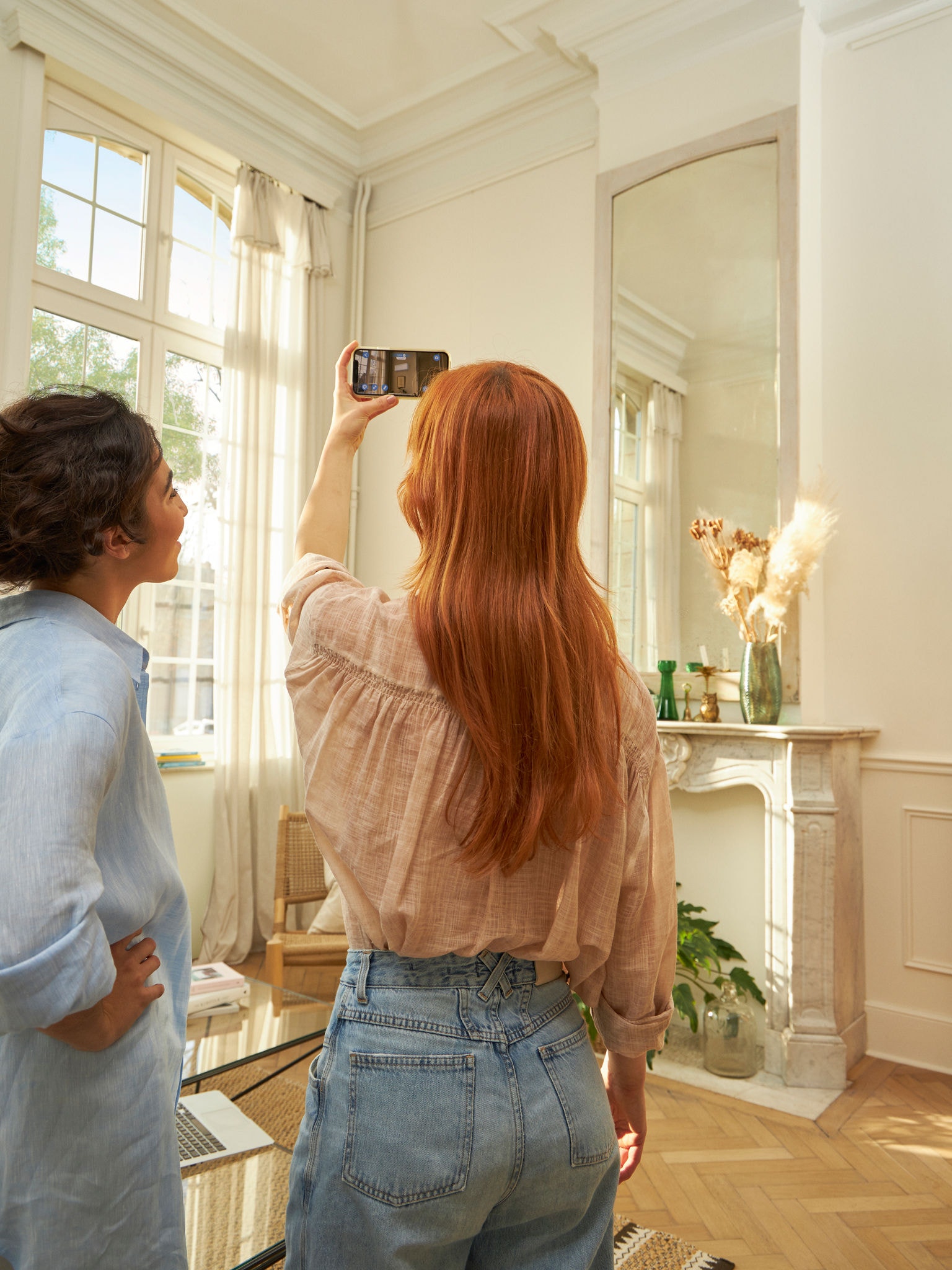 Egy nő fényképet készít a telefonjával
