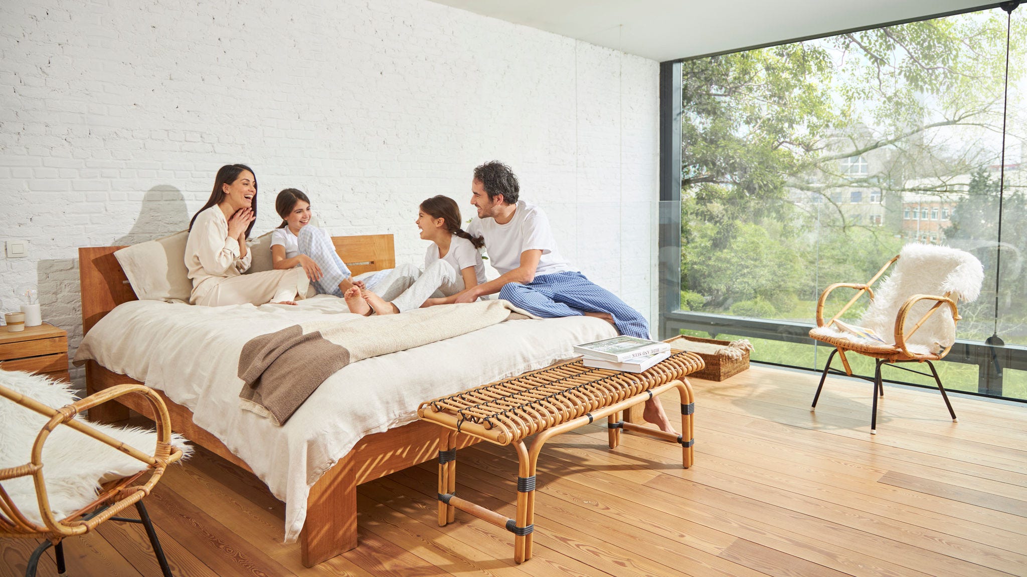 Négytagú család élvezi a nappalijukban a szellőztetés miatti friss levegőt