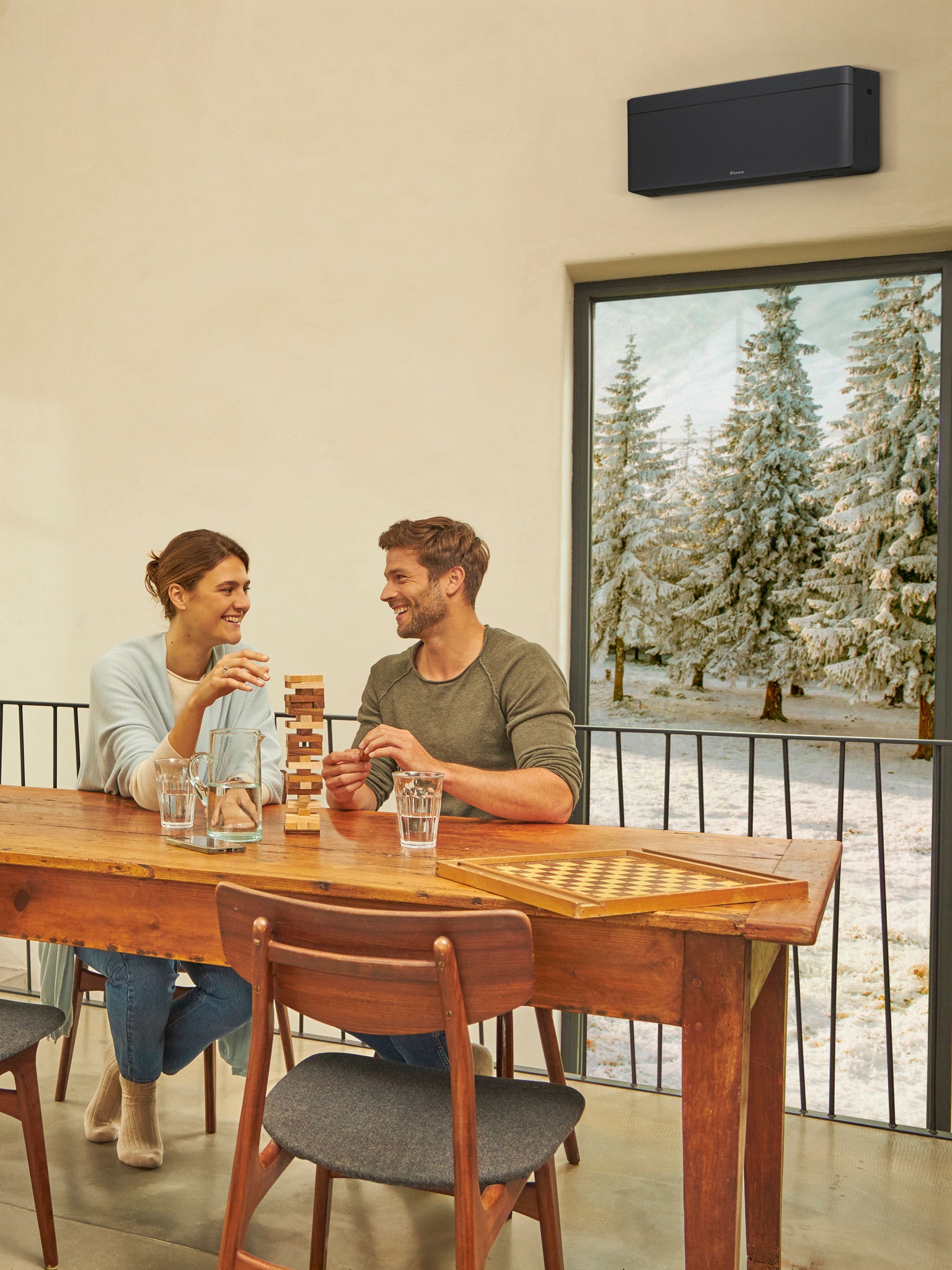 Egy pár játszik a kényelmes otthonukban