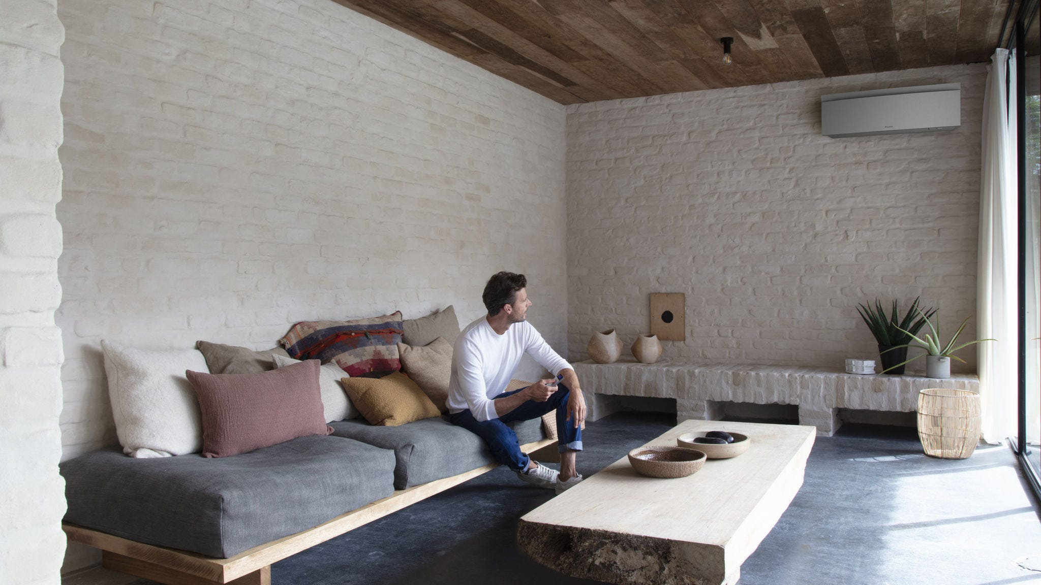 A Stylish egységet falra szerelő szakember