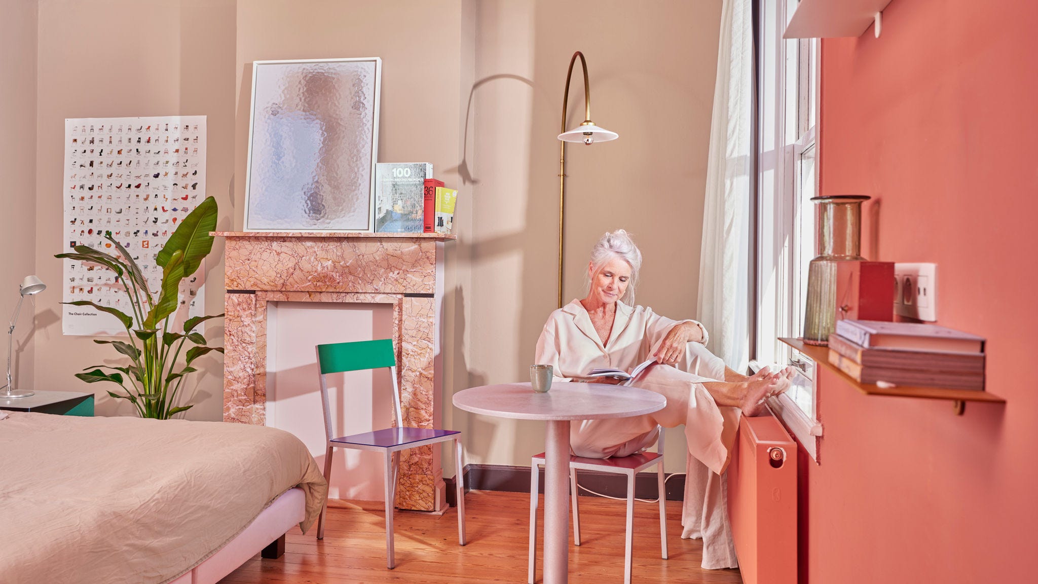 Egy idősebb nő élvezi a hőszivattyú és az alacsony hőmérsékletű radiátor előnyeit egy kellemes hálószobában