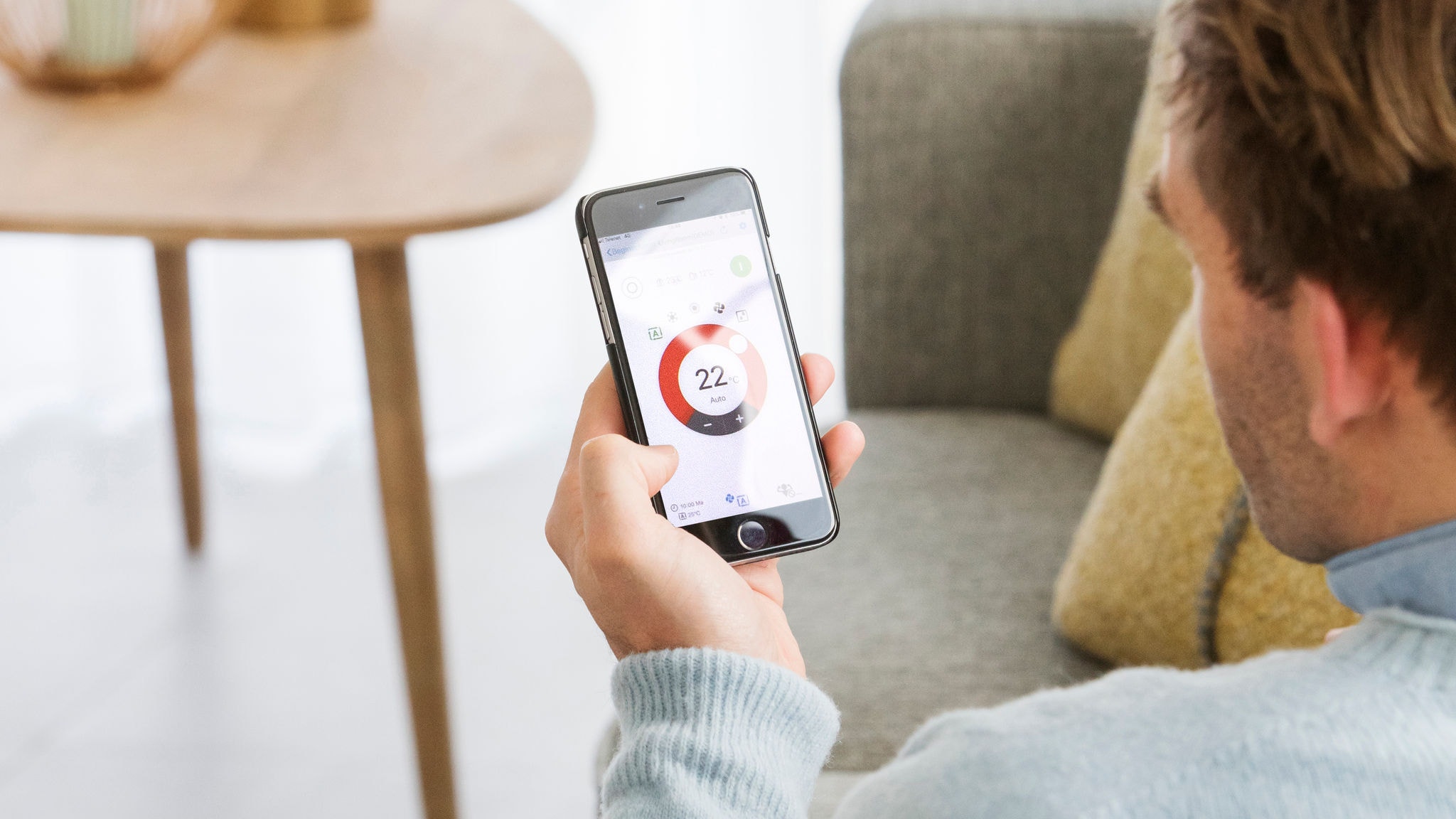 Egy férfi az Onecta alkalmazást használja okostelefonján