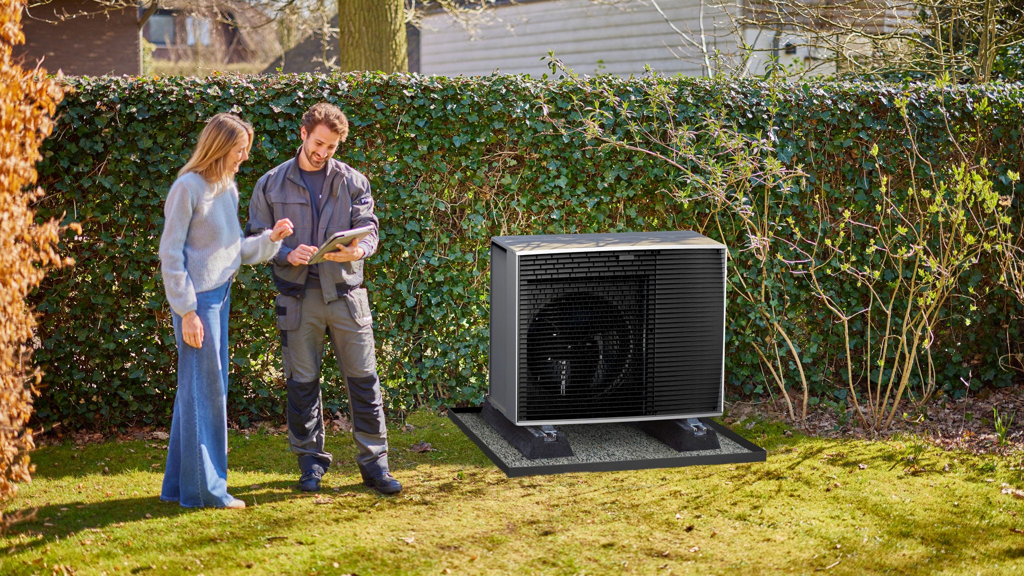 A családi ház kertjében telepített levegő-víz hőszivattyú kültéri egység