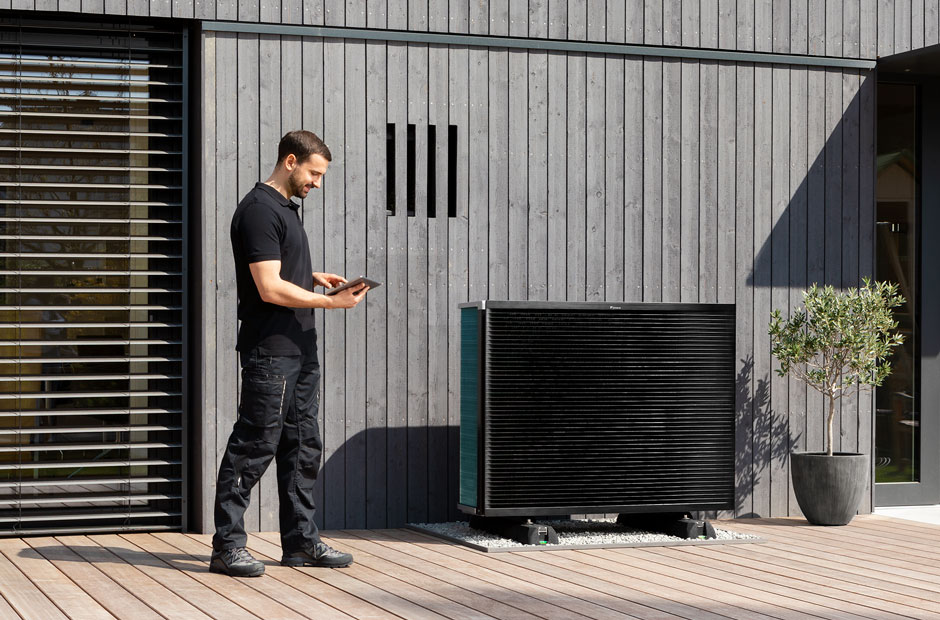 Telepítő szakember egy Daikin Altherma kültéri egységgel