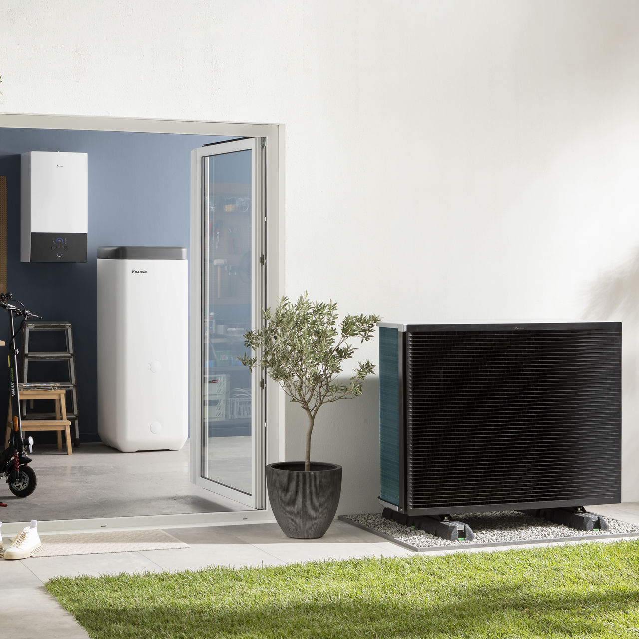 Hőszivattyú külső egysége a kertben