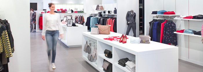 vevő besétál az üzletbe