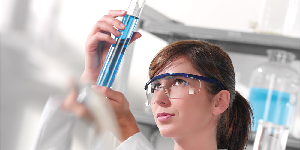 Egy nő a laboratóriumban dolgozik