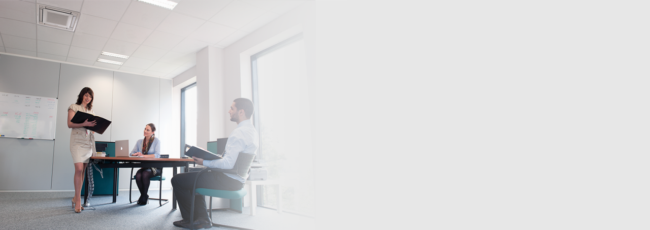 Három ember értekezleten az irodában