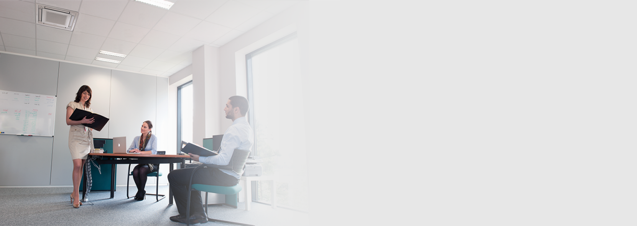 Három ember értekezleten az irodában